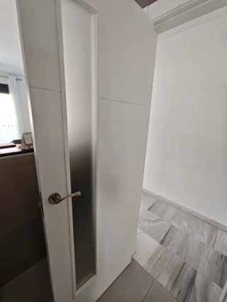Puerta blanca con cristal