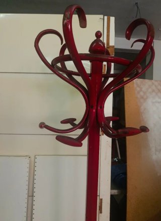 Perchero de madera rojo estilo antiguo