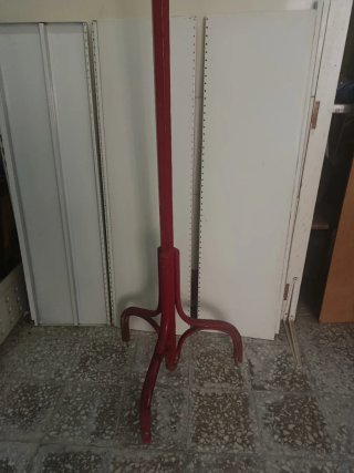 Perchero de madera rojo estilo antiguo