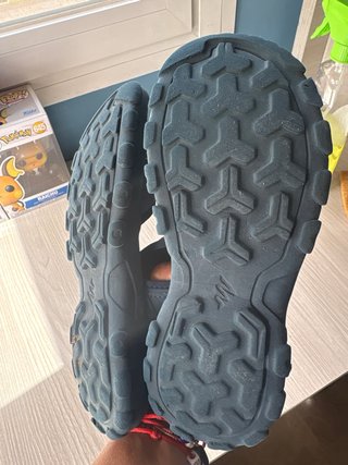 Sandalias deportivas infantiles azul y amarillo.