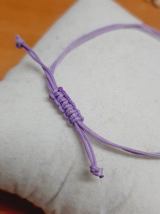 Pulsera hilo cruz circonitas.