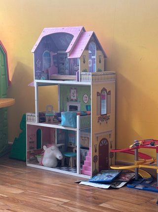 Casita de muñecas de madera