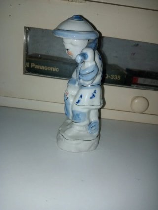 Figura de porcelana azul y blanca