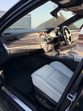 BMW M5 F10 volante derecha