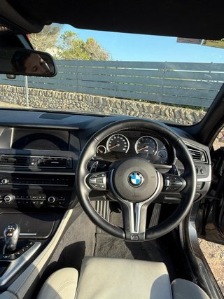 BMW M5 F10 volante derecha