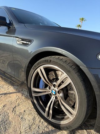 BMW M5 F10 volante derecha
