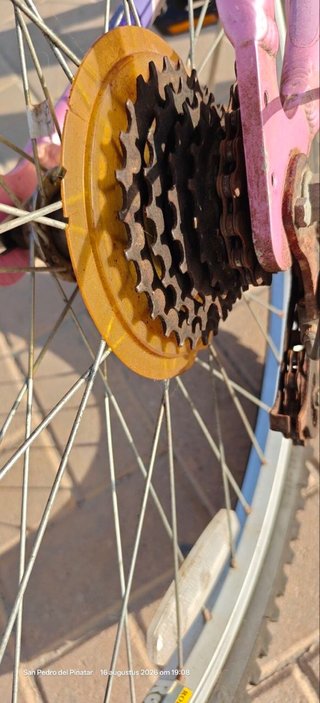 Bicicleta plateada y rosa