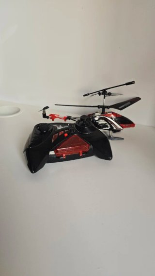 Helicóptero de juguete con mando