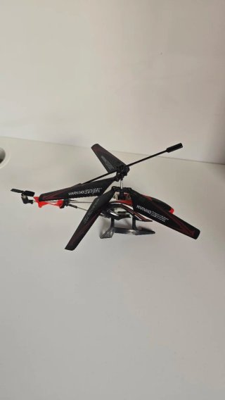 Helicóptero de juguete con mando