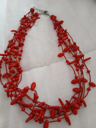 Collar de coral rojo