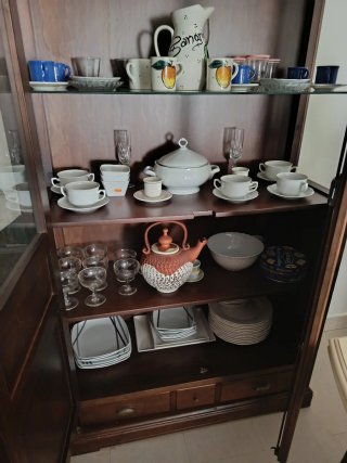 Vitrina de madera maciza con puertas de cristal