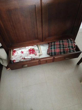 Vitrina de madera maciza con puertas de cristal