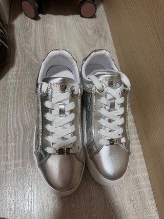 Zapatillas Guess plateadas