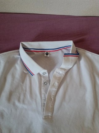 Polo blanco con cuello.