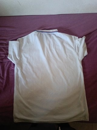 Polo blanco con cuello.