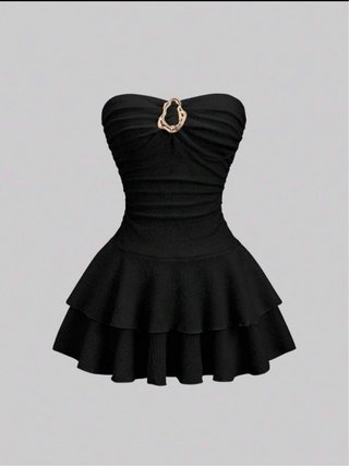 Vestido negro strapless con volantes