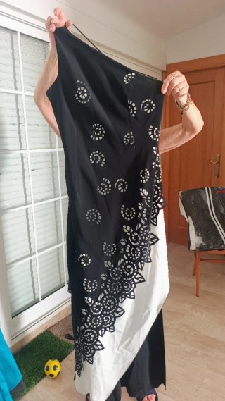Vestido negro y blanco asimétrico