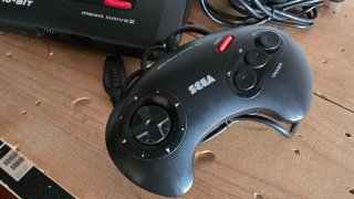 Sega Mega Drive II con 2 mandos y juego