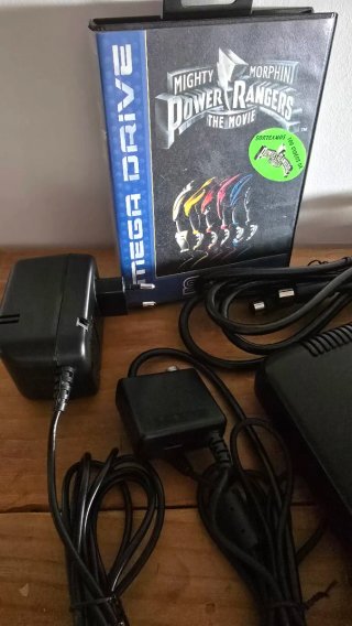 Sega Mega Drive II con 2 mandos y juego