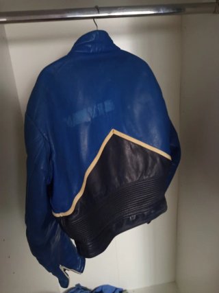 Chaqueta de moto cuero azul y negra