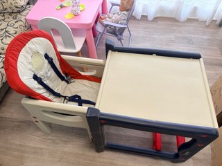 Trona infantil convertible en juego de mesa/silla.