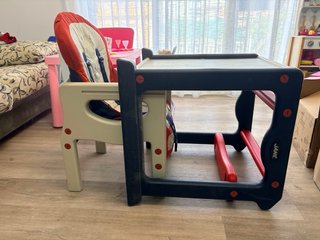 Trona infantil convertible en juego de mesa/silla.
