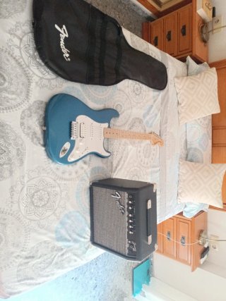 Guitarra Eléctrica Fender + Amplificador