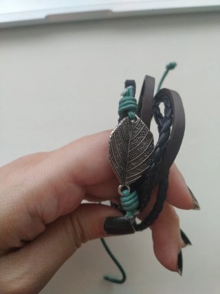 Pulsera de cuero con hoja