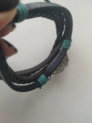 Pulsera de cuero con hoja