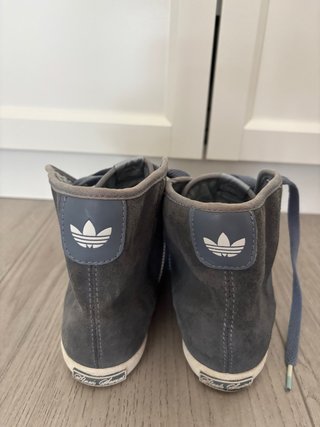 Zapatillas Adidas grises y blancas