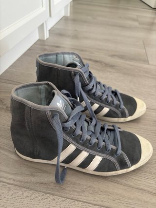 Zapatillas Adidas grises y blancas