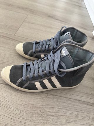 Zapatillas Adidas grises y blancas