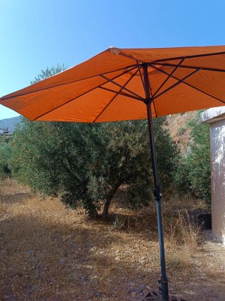Parasol naranja y pie de hierro forjado