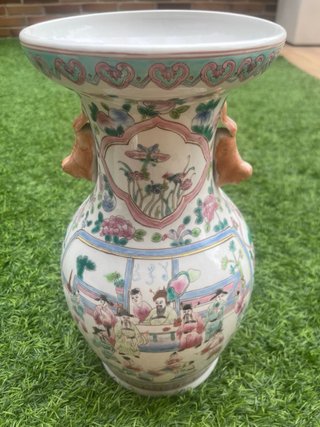 Jarrón de porcelana china decorado
