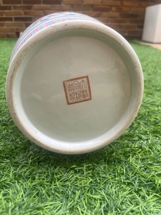 Jarrón de porcelana china decorado