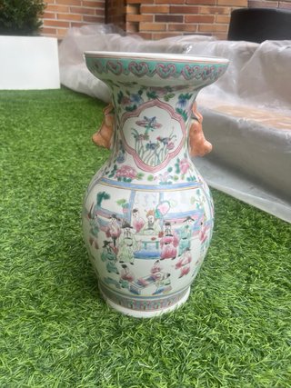 Jarrón de porcelana china decorado