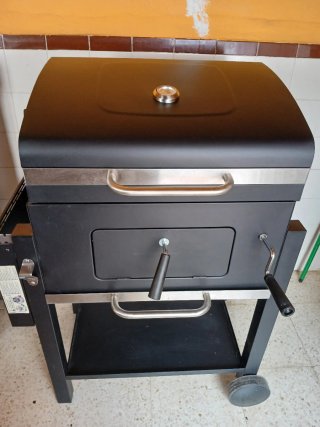 Barbacoa de carbón con termómetro