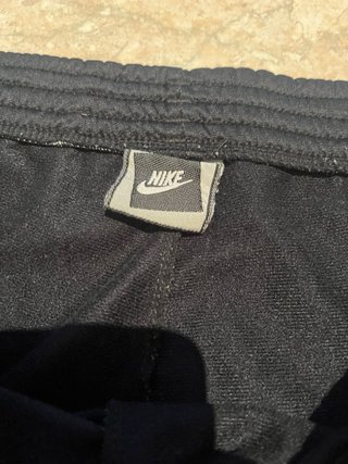 Pantalones de chándal Nike negros con logo rojo