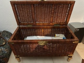 Baúl de mimbre con detalles metálicos