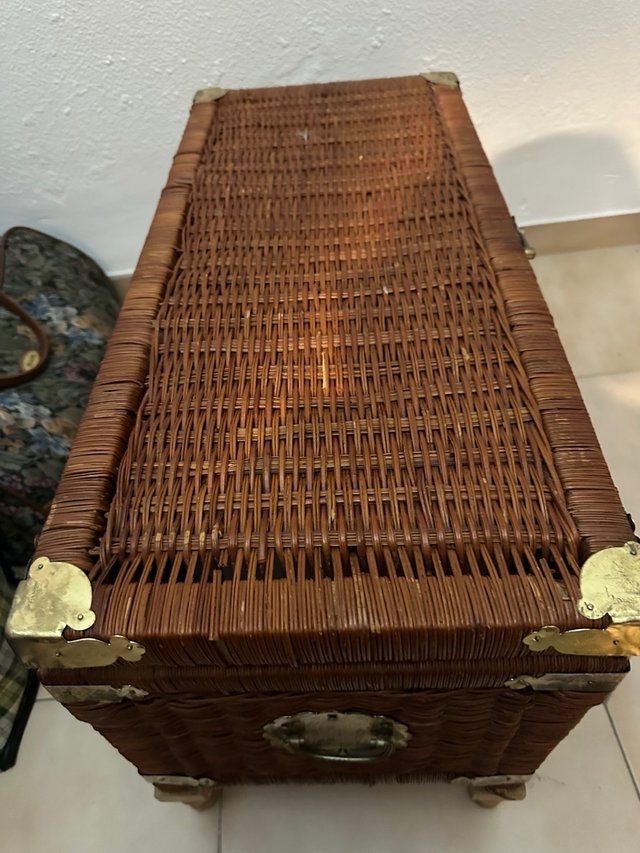 Baúl de mimbre con detalles metálicos