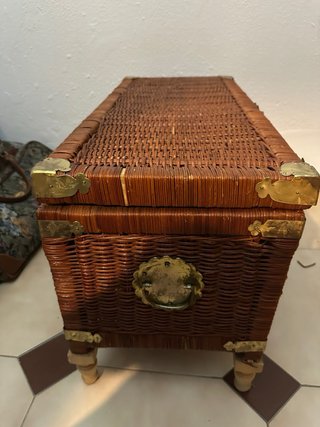 Baúl de mimbre con detalles metálicos