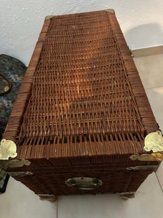 Baúl de mimbre con detalles metálicos