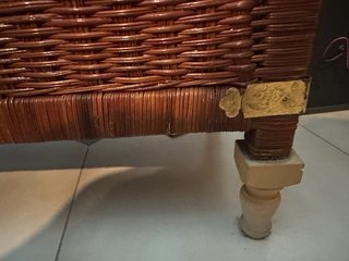 Baúl de mimbre con detalles metálicos