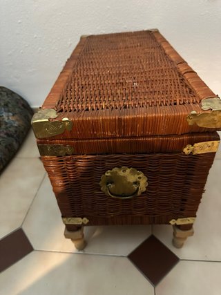 Baúl de mimbre con detalles metálicos
