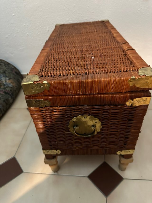 Baúl de mimbre con detalles metálicos
