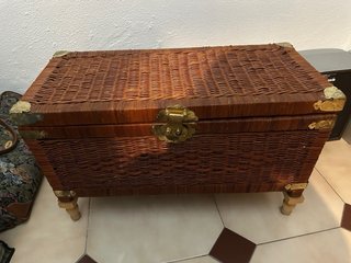 Baúl de mimbre con detalles metálicos