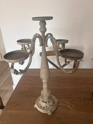 Candelabro de metal beige y dorado