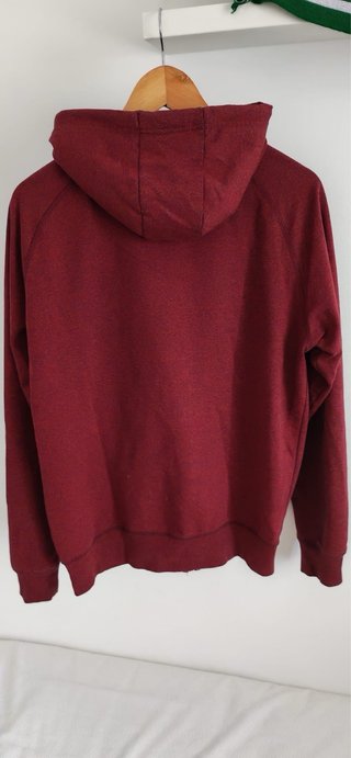 Sudadera con cremallera roja y capucha