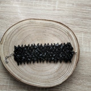 Pulsera brazalete negra de cuentas