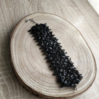 Pulsera brazalete negra de cuentas